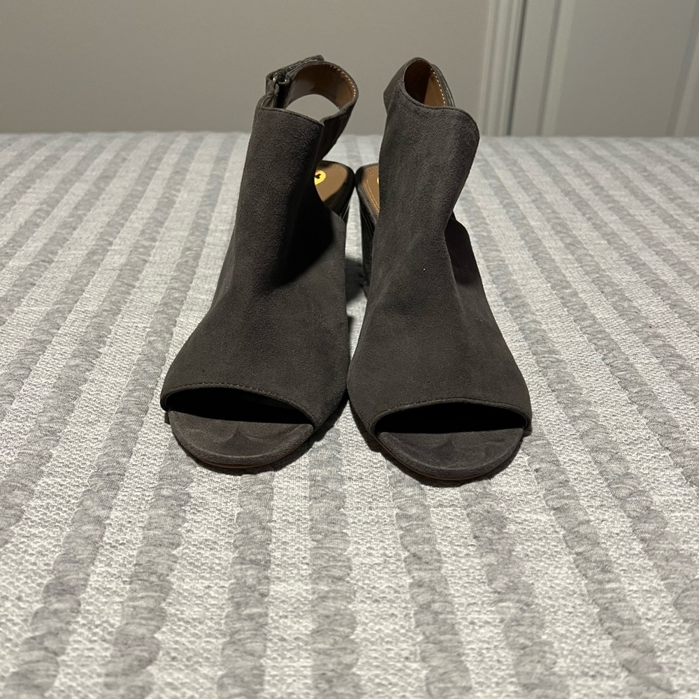 Ladies gray wedged heel shoes, beautiful for any occasion.